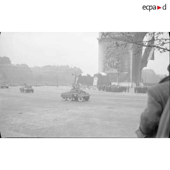 Défilé de blindés : automitrailleuses M8.