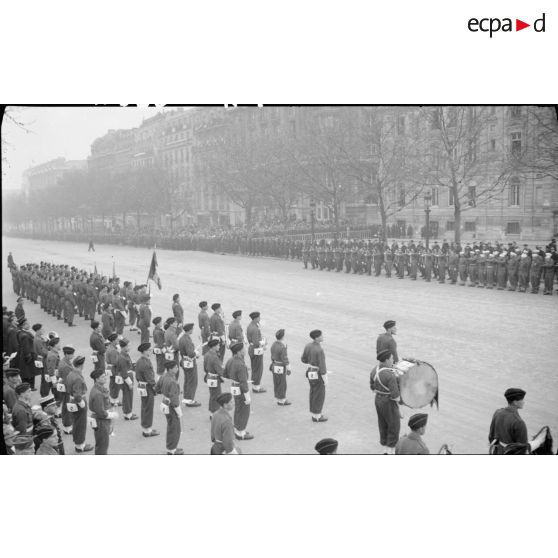 Régiments et fanfare le long des Champs-Elysées.