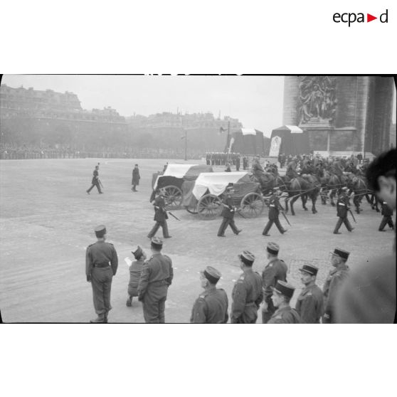 Passage du convoi funéraire transportant les cercueils choisis pour représenter les morts de 1939-1945.