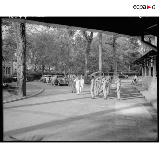 Arrivée du général Leclerc au club sportif de Saigon.