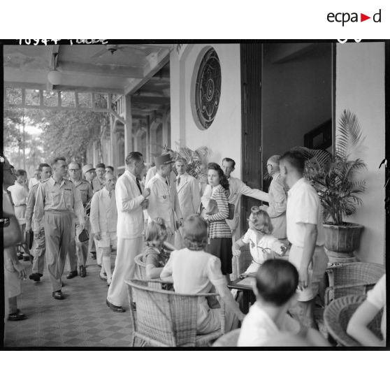 Visite du club sportif de Saigon par le général Leclerc.