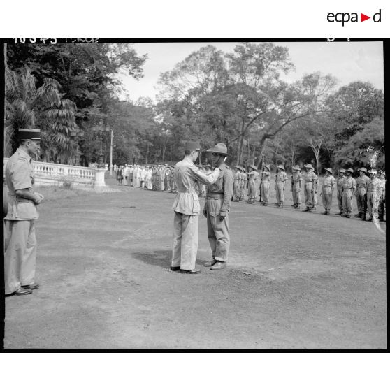 Le général Leclerc remet la croix de guerre au prince Boum-Oum.