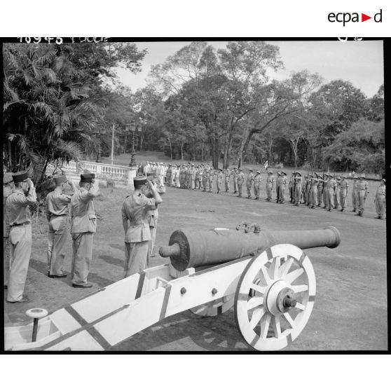 Le général Leclerc saluant la haie d'honneur.