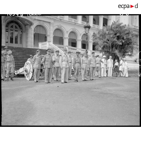 Le général Leclerc, le prince Boum-Oum et l'état-major au pied du palais du gouvernement général.