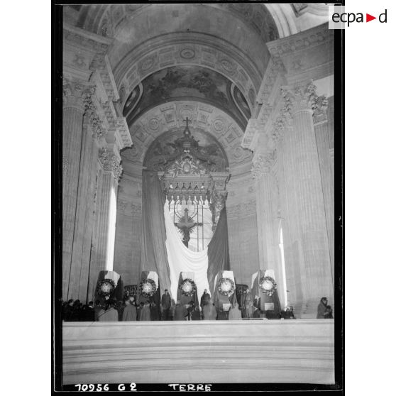 Vue d'ensemble des cercueils de la veillée mortuaire.