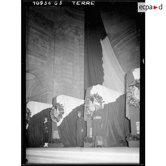 Cercueils des combattants de 1939-1945 à la veillée mortuaire.