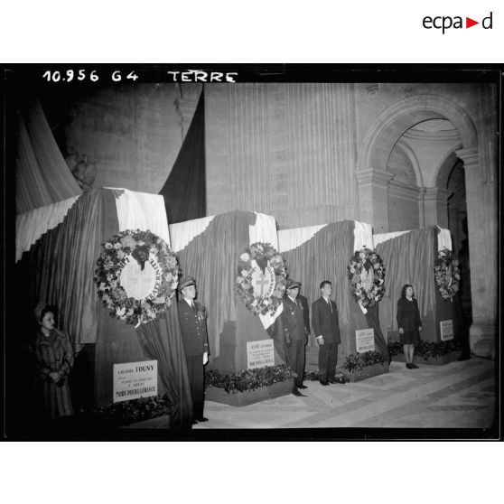 Cercueils des combattants de 1939-1945 à la veillée mortuaire.