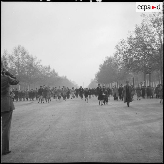 Population civile sur les Champs-Elysées.