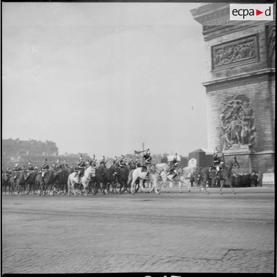 La cavalerie de la garde républicaine au pied de l'arc de Triomphe.