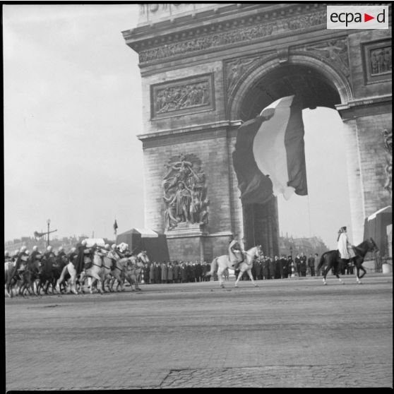 Défilé de spahis au pied de l'arc de Triomphe.