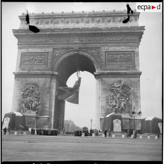 Vue d'ensemble de l'arc de Triomphe lors de la cérémonie du 11 novembre 1945.