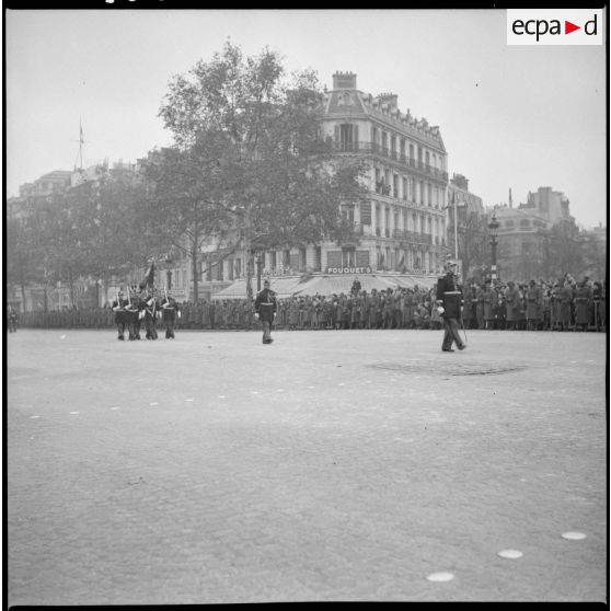 Drapeau du 1er régiment d'infanterie de la garde républicaine sur les Champs-Elysées.
