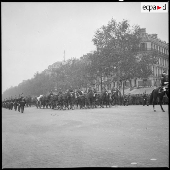Le convoi funéraire sur les Champs-Elysées.
