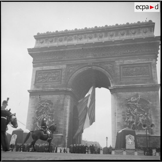 Vue d'ensemble de l'arc de Triomphe lors de la cérémonie du 11 novembre 1945.
