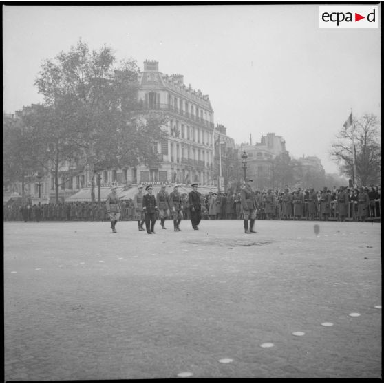 Le général Revers sur les Champs-Elysées.