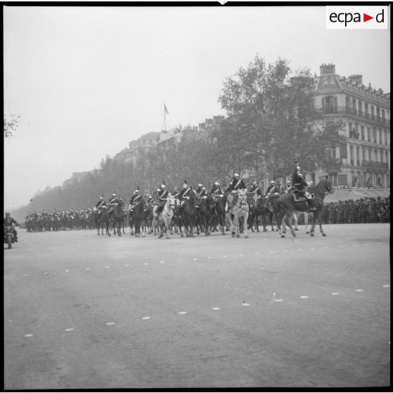 Défilé de la cavalerie de la garde républicaine.