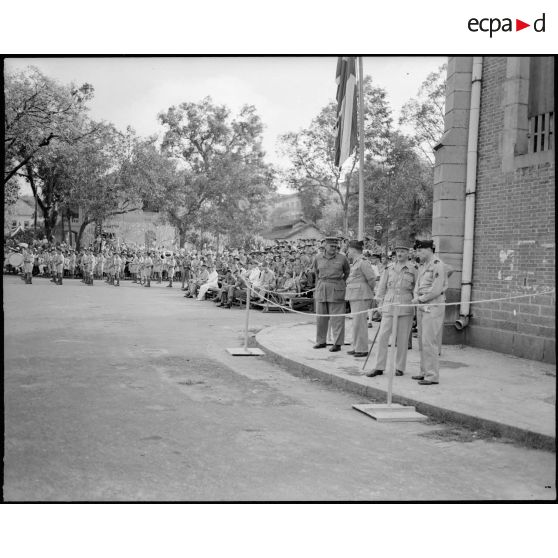 Le général LECLERC, le général VALLUY, le général HIRST et le colonel CEDILLE à la tribune officielle.