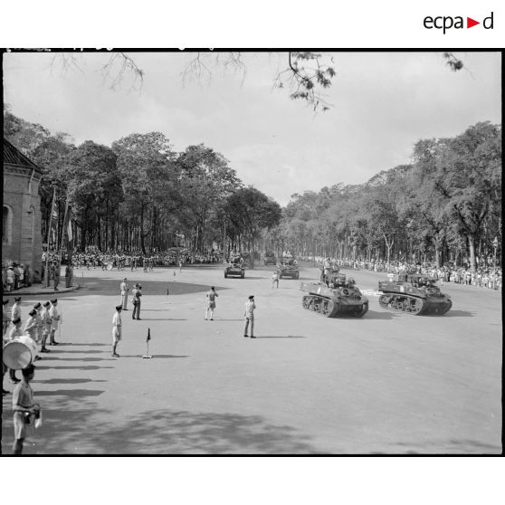 Défilé des chars M5-STUART de la 9e Division d' Infanterie Coloniale (D.I.C.).