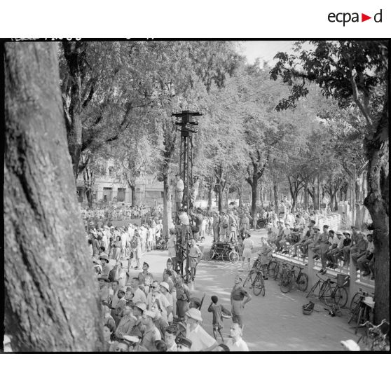 Foule assistant au défilé.