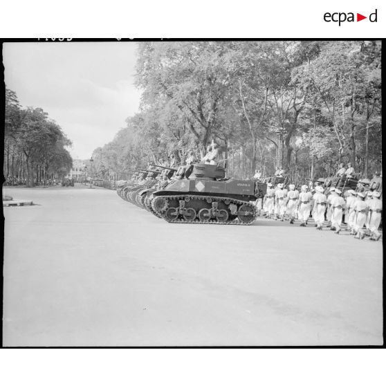 Chars M5-STUART de la 9e Division d' Infanterie Coloniale (D.I.C.) boulevard NORODOM et défilé de troupes.