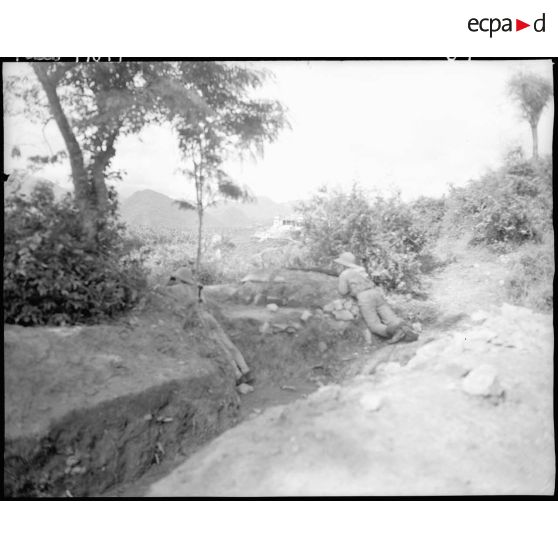 Soldats français du 21e régiment d'infanterie coloniale en observation dans un poste avancé à proximité de Nha Trang.