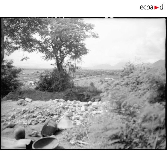 Soldat français du 21e régiment d'infanterie coloniale en observation dans un poste avancé à proximité de Nha Trang.
