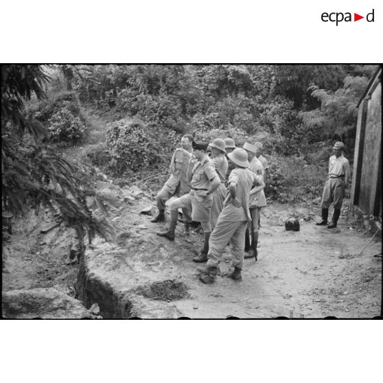 Le général Valluy et le commandant Kergaravat observant la ville de Nha Trang depuis un avant-poste.