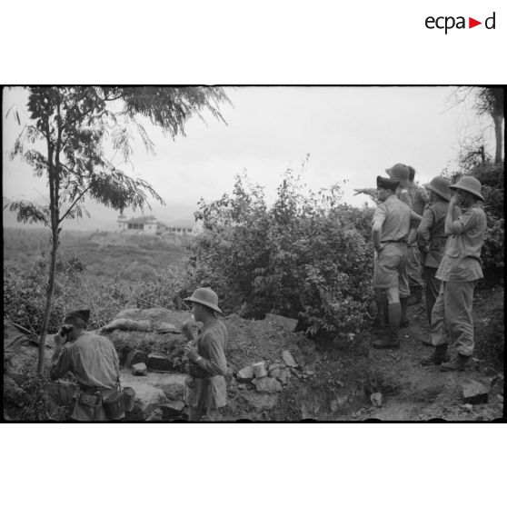 Le général Valluy et le commandant Kergaravat observant la ville de Nha Trang depuis un avant-poste.
