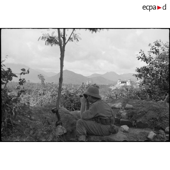 Soldat du 21e régiment d'infanterie coloniale observant aux jumelles depuis un poste avancé à Nha Trang.