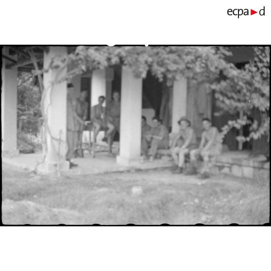 Soldats du 21e régiment d'infanterie coloniale posant devant une maison à Nha Trang.