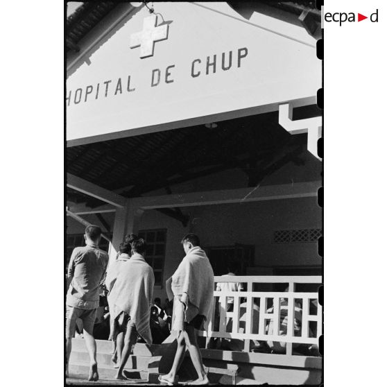 Les coolies se rendent à l' entrée de l' hôpital de CHUP pour attendre les soins.