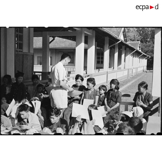 Médecin examinant les feuilles de soins de femmes et d' enfants.