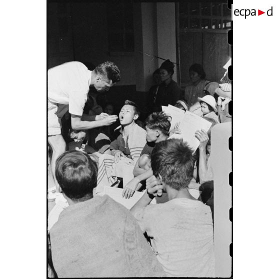 Médecin donnant des soins à un enfant et à un homme âgé.