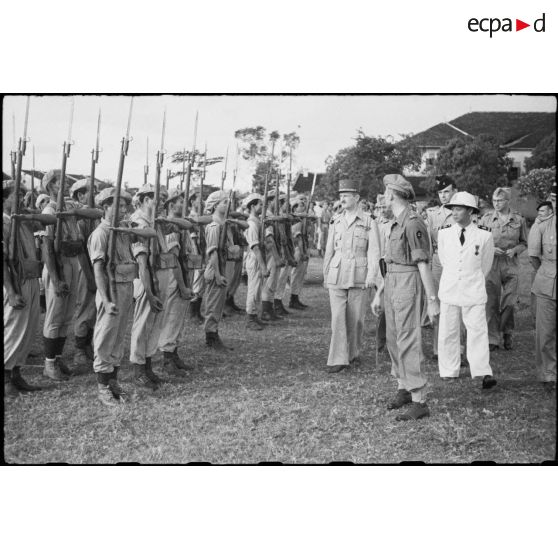 ARMEE-ETRANGERE ;  CAMBODGE . Le général LECLERC en compagnie du général ALESSANDRI et d' officiers français et cambodgiens, passe en revue - les tirailleurs cambodgiens de la nouvelle armée royale.