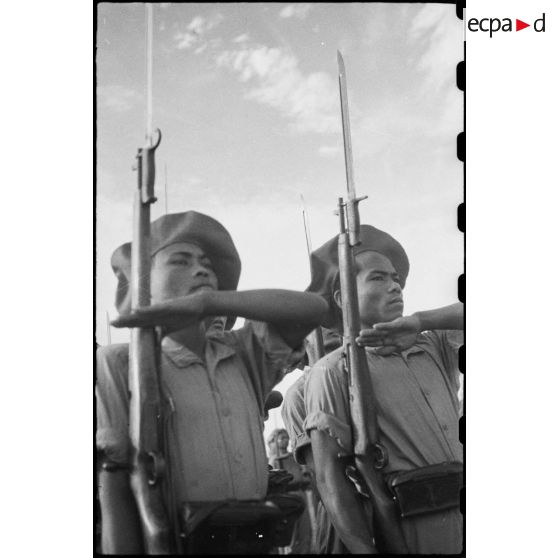 ARMEE-ETRANGERE ;  CAMBODGE . Gros plans de tirailleurs cambodgiens de la nouvelle armée royale.
