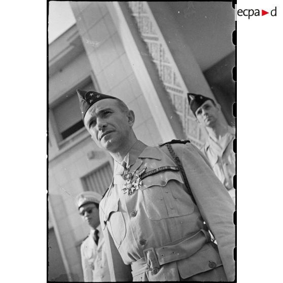 Gros plan du général ALESSANDRI décoré de la cravate de commandeur de la légion d' honneur.