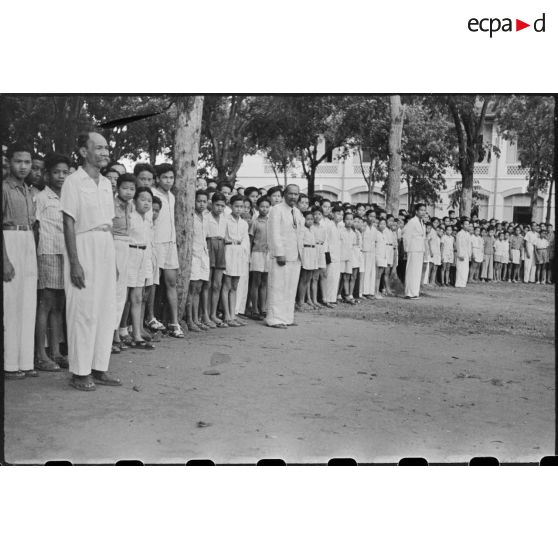 A l' école Franco-Cambodgien SISOWATH de PHNOM-PENH élèves et professeurs attendent la visite du général LECLERC.