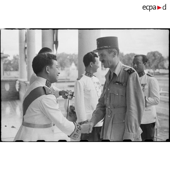 Le général LECLERC serrant la main du roi du CAMBODGE, NORODOM SIHANUK.