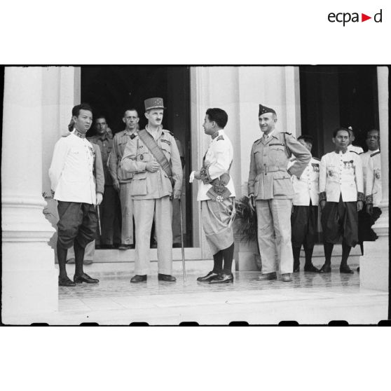 Visite du général Leclerc au roi du Cambodge Norodom Sihanouk dans le cadre du rétablissement du protectorat.