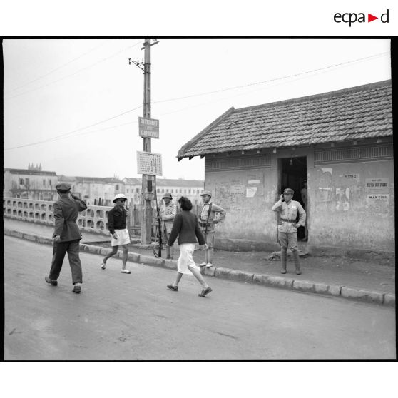 Officier chinois saluant les sentinelles.