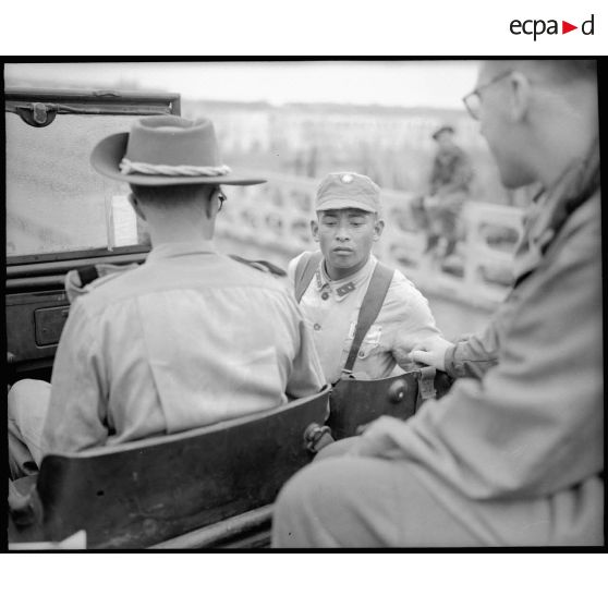 Fouilles par les chinois des véhicules entrant dans la zone encore occupée par eux.