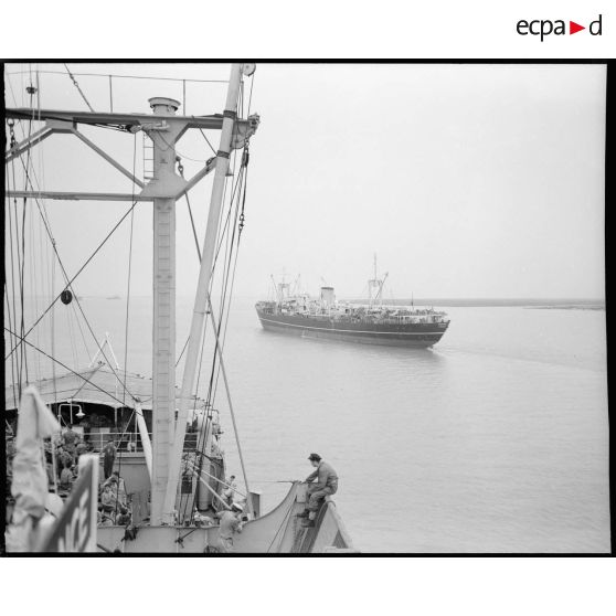 Le BARFLEUR et le CEPHEE s' engagent dans le CUA-CAM, après avoir franchi la coupure de la presqu' île de DINH-VU, le 6 mars (Un des bâtiments de la flotte de débarquement, le BARFLEUR, transport transformé en croiseur auxiliaire).