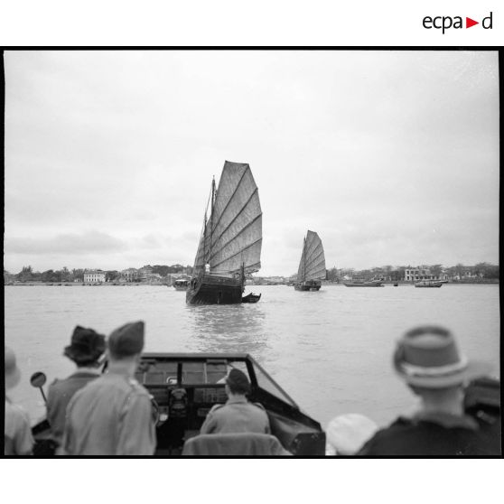 Précédé de jonques indigènes un DUKW se dirige vus les quais du port HAIPHONG.