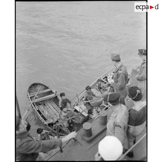 Dès l'arrivée des bateaux dans le port, tonkinois viennent demander des vivres et souhaiter la bienvenue, à bord de leurs embarcations et de leurs bateaux de pêche.