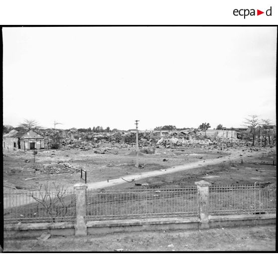 Les docks d' HAIPHONG après l' explosion d' un dépôt de munitions chinois réduit en fumée par le TRIOMPHANT. La puissance de feu de pièces de marine, leur précision, impressionent fortement les chinois et le viêt-minh et la suite du débarquement se déroula sans incident vraiment notables.