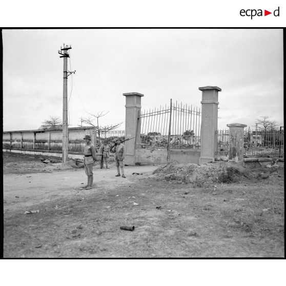 Sentinelles chinoises devant le dépôt de munitions, après son explosion.