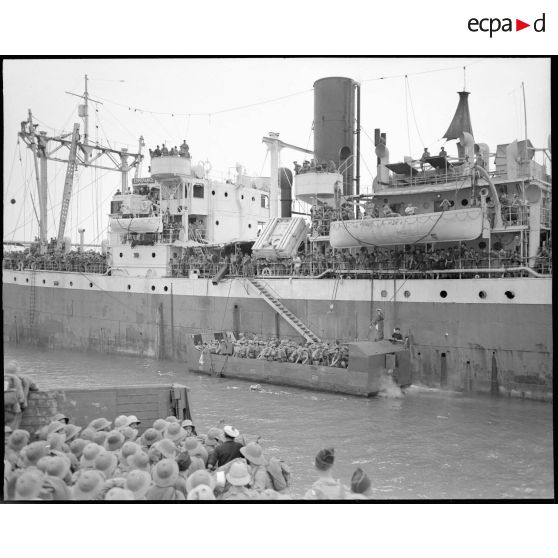 Transbordement des troupes à bord de navires de débarquement dans le port d'Haïphong.