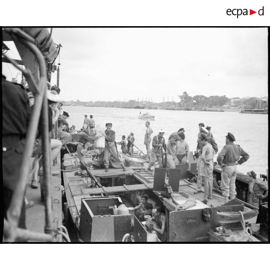Débarquement des troupes et du matériel.