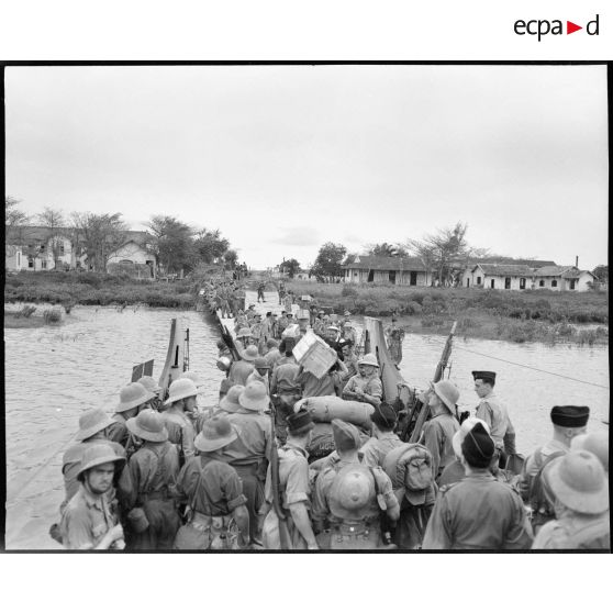 Débarquement des marsouins de la 9ème Division d' Infanterie Coloniale (D.I.C.) d' un Landing Craft Matériel (L.C.M.).