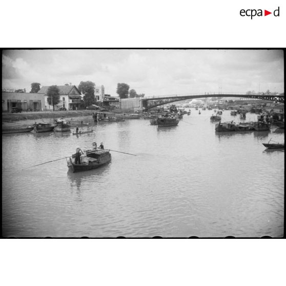 Sampans sur la rivière de SAIGON.